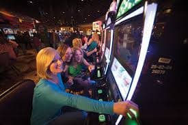 တိုက်ရိုက် Live Casino ဒီလာနှင့် ရင်ဆိုင်ကစားခြင်း